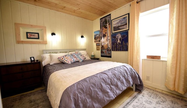 Charming Vintage Cabin Retreat near Jefferson River in Montana
