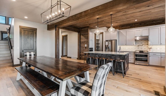 Cherry Butte Lodge| Luxe Lodge Sleeps 27, Hot Tub, Fire Pit, & Views!