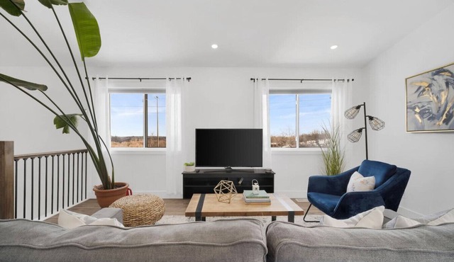 Chic & Comfortable Upper Suite w/Parking Near DTK in Kitchener