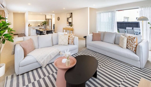 Church Corner, Parking and Large Living Area in Christchurch