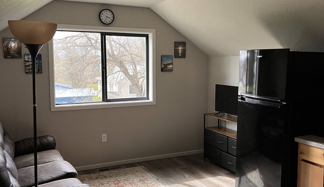 Clean and Cozy; convenient to local wedding venues and Flathead Lake.