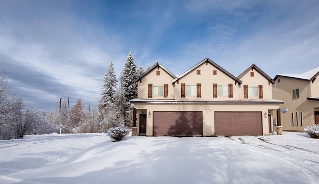 Clean Comfortable Townhome with Hot Tub Sleeps 7