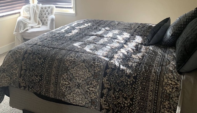 Clean home in the heart of downtown Winnemucca - 2 blocks to food, bars, tourism