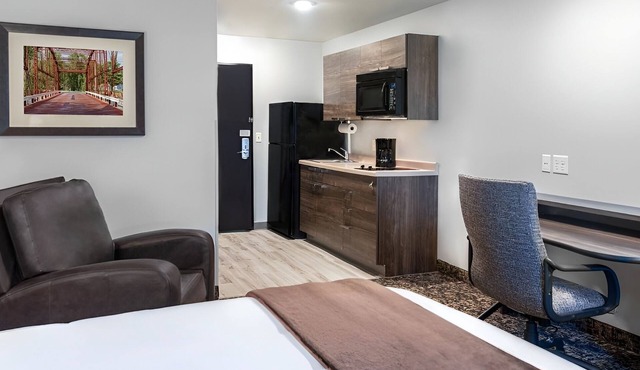 Clean, Quiet Retreat Near Ford Idaho Center Events and Warhawk Air Museum