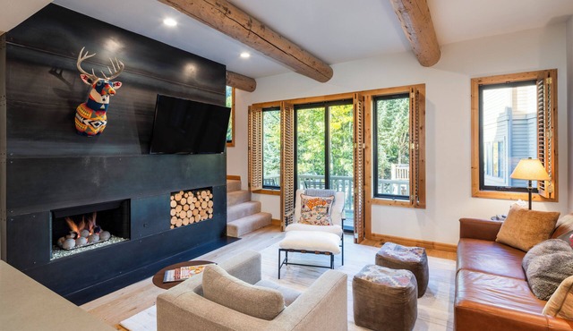 ‘CLOSET VRBO TO LIFTS!’ Designer home with Baldy views and private hot tub