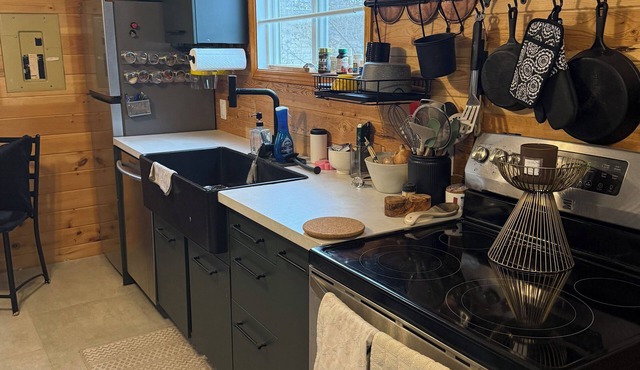 Comfort Cabin, newly renovate, 20 mins from Red Deer and steps to the lake in Sylvan Lake