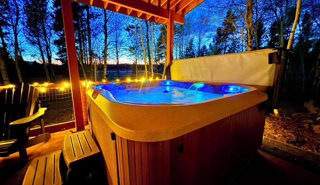 Comfortable Cabin, 33 Miles to YNP. WiFi, Fire Pit, Hot Tub, Pickleball Court.