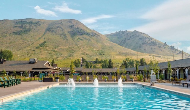 Comfortable Countryside Stay! Onsite Pool, Pets Allowed, Free Parking