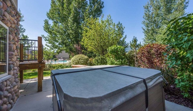 Comfy Large Townhome with private hot tub