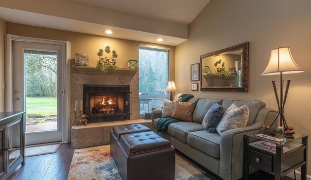 Condo on Mt Hood Resort golf course , fireplace , pool, hot tub, gym ! in Welches
