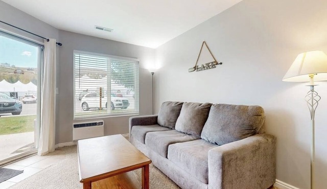 Condo w/private patio and access to shared pool/hot tub/tennis courts