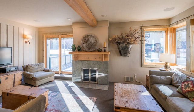 Condo Walking Distance to the Chairlift