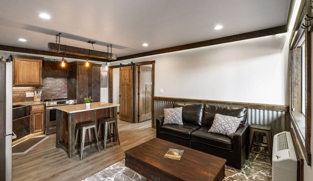 Cozy 1-bedroom condo in West Yellowstone, 1 minute to park! Little Tuckaway