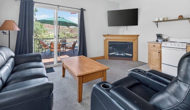 Cozy 1BR Retreat with Deck, Views & Jetted Tub in Fort Collins