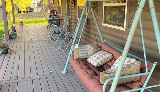 Cozy 2 bedroom cabin! Country charm with comfort and scenery!