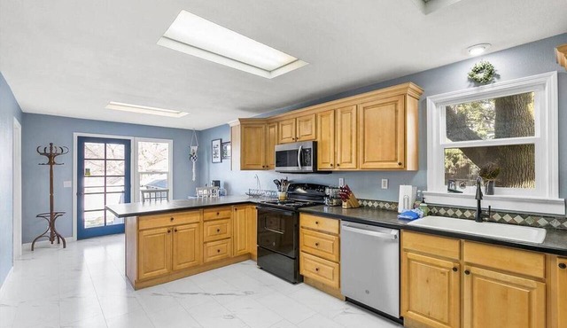 Cozy 2BR near Downtown Spokane—king+queen, fast Wi‑Fi, fenced yard. in Spokane