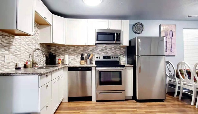 Cozy 2BR Retreat Downtown & Ski in 30min