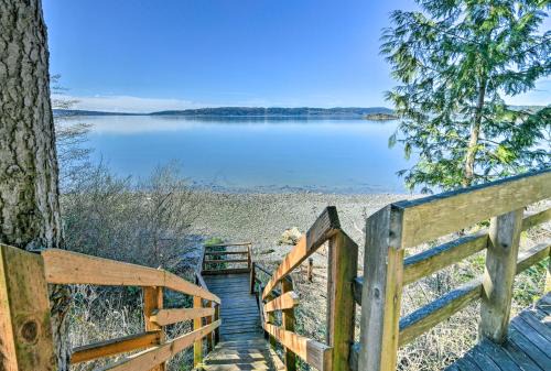 Cozy Beachouse: View & Deck, Steps from Skagit Bay in La Conner