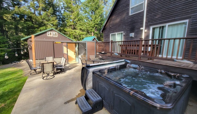 Cozy Cabin with hot tub, Sauna & outdoor kitchen!