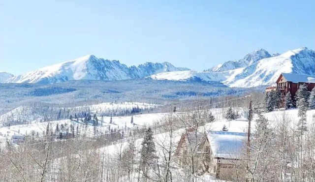 Cozy Cabin with Private Hot Tub and Stunning Views in Silverthorne