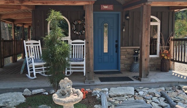 Cozy & Charming Cabin in the Heart of the Bitterroot Valley in Hamilton