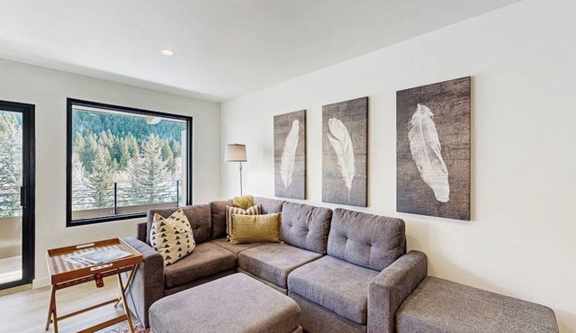 Cozy Condo with Stunning Mountain Views - Near the Ski Lifts