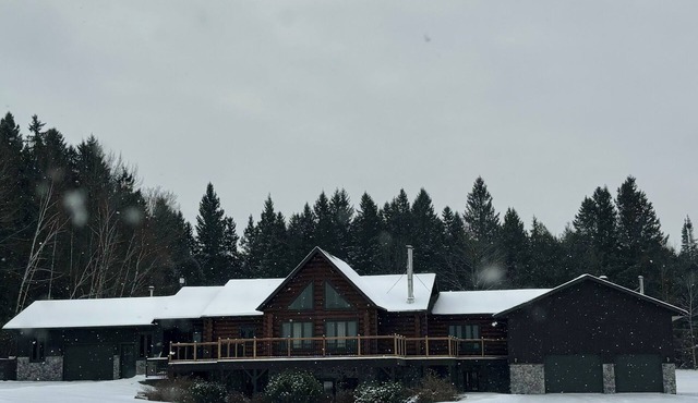 Cozy Crimson Chalet with Retro Theme Kitchen! in Vankleek Hill