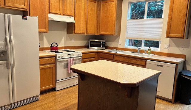 Cozy Eastside Townhome in charming East Gresham- 3 Bedroom with AC and WiFi! in Gresham