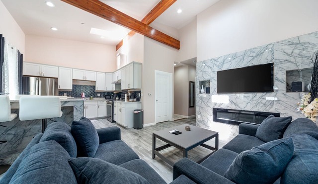 Cozy, family-sized, and good vibes all the time. -5 min from the airport! -Vrbo in Burien