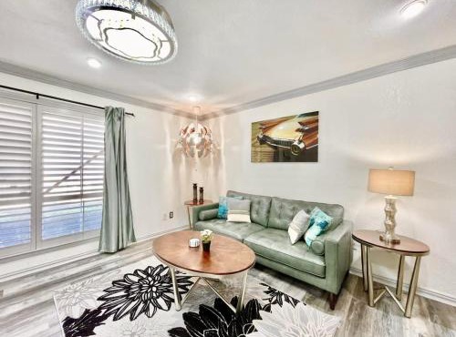 Cozy Hideaway Central Location Modern Elegance in Dallas