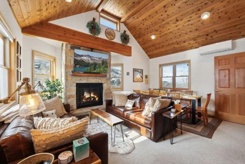 Cozy Hillside Cottage Overlooking Main Street