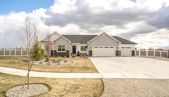 Cozy home centrally located to some of the nations most iconic landscapes.