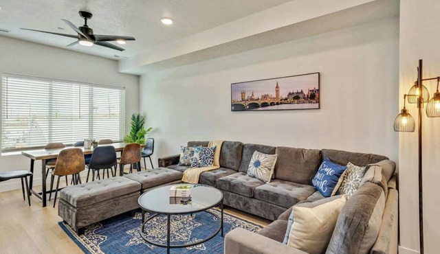 Cozy home w/75in TV & pet-friendly