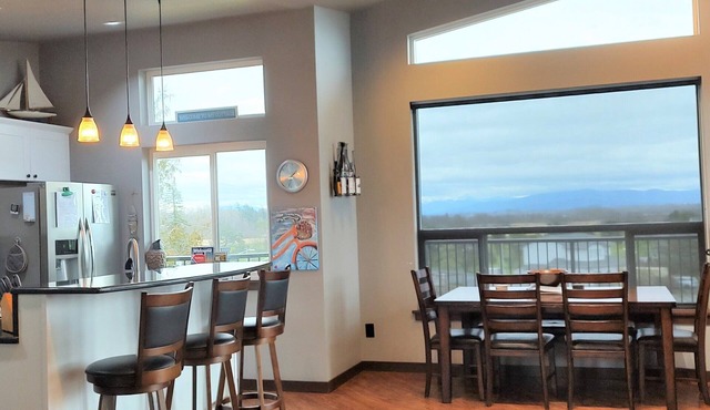 Cozy Home with views of the San Juan's, Mt Baker, Salish Sea & Lummi Island