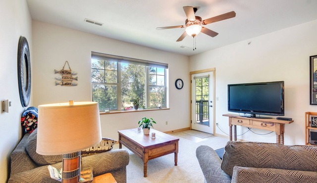 Cozy Livingston Condo w/Balcony & Mtn View!