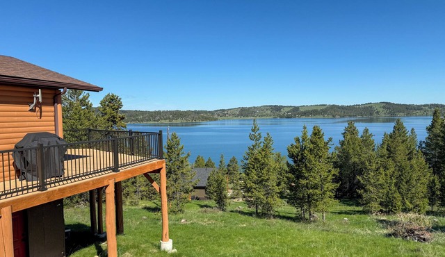 Cozy log home retreat above Georgetown Lake. World-class skiing, fishing, hiking & kayaking minutes away. Room for 8, The Grizzly Den is great for families! Sweeping mountain & lake views from the deck and firepit. Your Montana basecamp awaits.