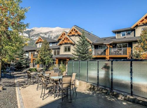 Cozy Oasis 2BR with Hot Tub and Gym 10 Mins to DT in Dead Man's Flats
