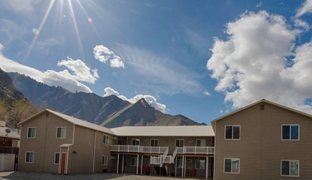 Cozy retreat within walking distance of anything in town and the salmon river!