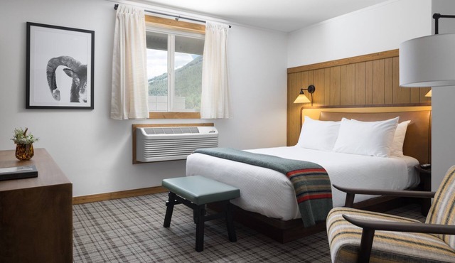 Cozy Retro Lodge w/Heated Pool & Fire Pits, Perfect for Jackson Hole Adventures