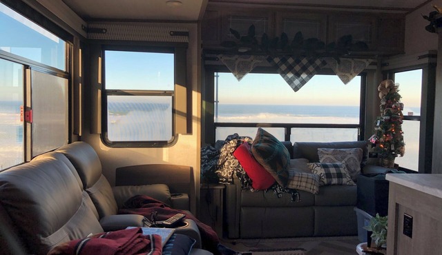 Cozy RV with 2 sleeping areas & WiFi, AC in Cheyenne or your favorite camp site. in Cheyenne