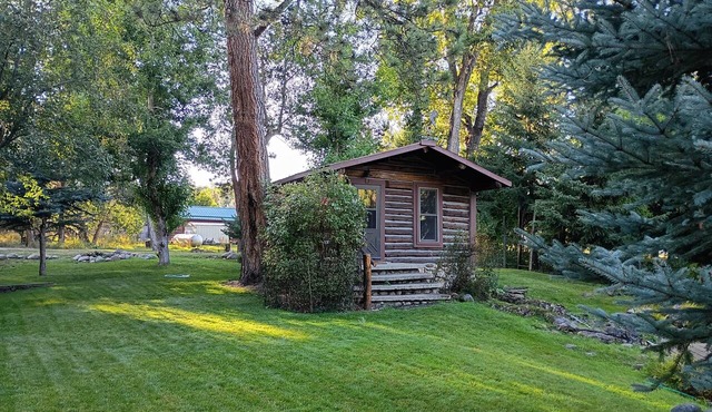 Cozy studio cabin in the heart of Story perfect for a short or long term getaway