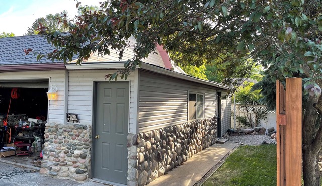 Cozy studio with AC and WiFi. Central for tourist sites in Oscoda. family of 4. in Oscoda