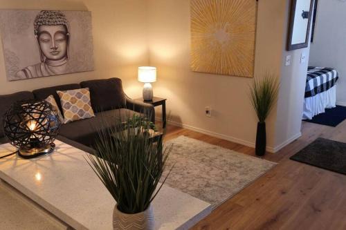 Cozy Updated Cove of Heaven, 5mins to Lake Hefner! in Oklahoma City