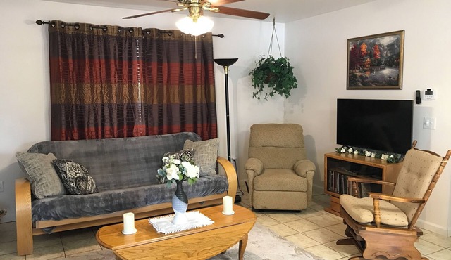 Craigmont Getaway Get comfortable and enjoy plenty of space and cozy fireplace!