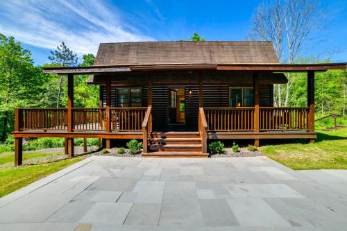 Creekside Cabin in Bainbridge w/Wraparound Deck! in Sidney