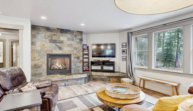 Crescent Cabin | McCall, Hot Tub, Deck & Office