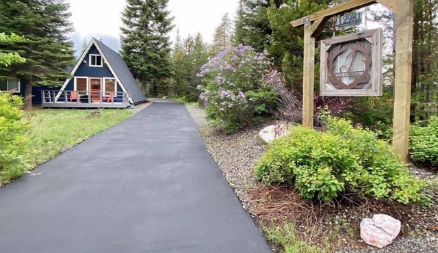 Cute, Pet Friendly Cabin with Hot Tub and Garage