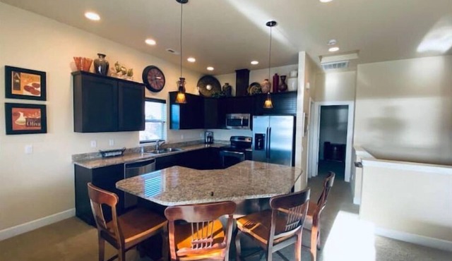 D14 Home by pool & Gorge shuttle. 2 decks w/Columbia/tennis courts/pool view in Quincy