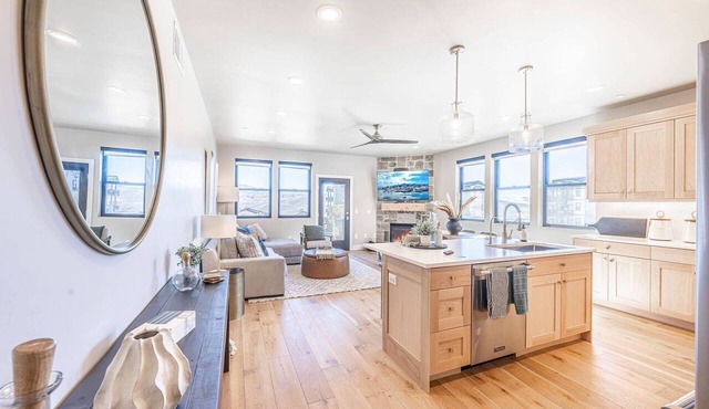 Deer Valley East Ski Condo | 2 Mins to Skiing | Hot Tub & Shuttle