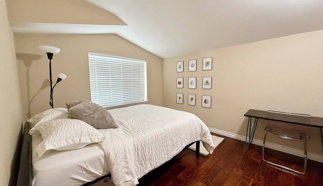 Delightful 2-bedroom house in hidden Seattle neighborhood
